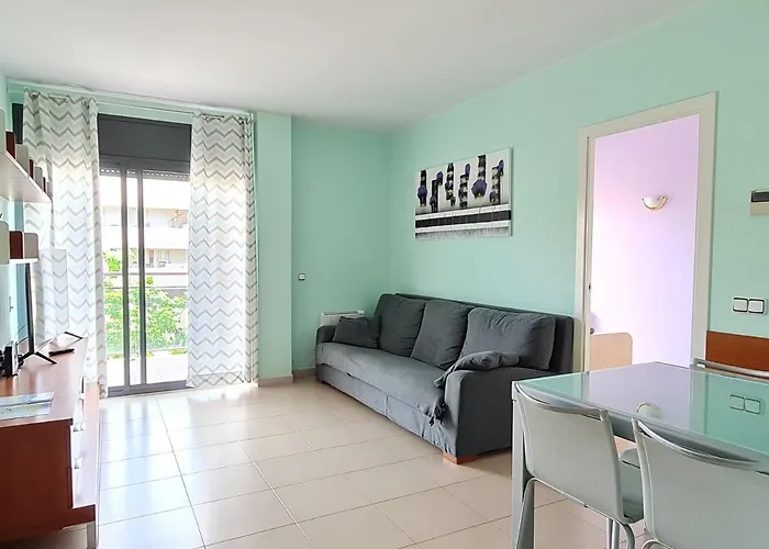 Fantastic 3 Bedroom Apartment, 300m To The Sea Lejlighed